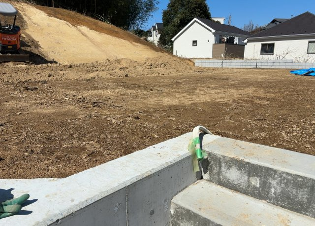 土地を買う際、住む地域の自治体や福祉の補助制度にも注目してみましょう。子供や老人の医療補助やゴミ出しのルールなど、自治体によってルールに大きな違いがあるため、暮らしやすい土地で判断するとよいでしょう。