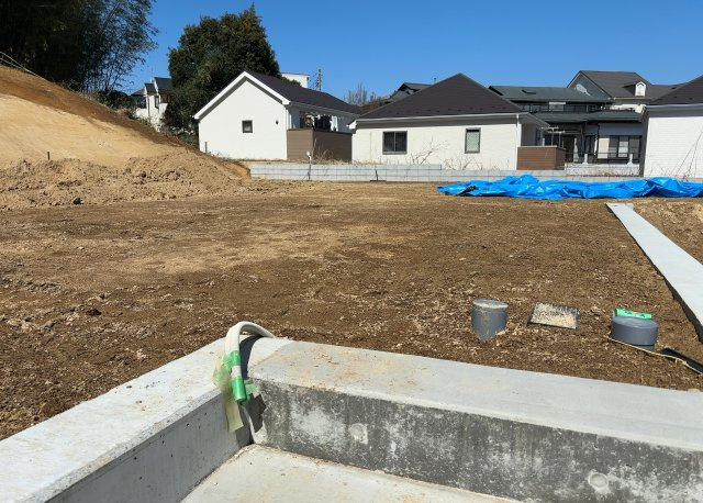 土地購入を検討されている場合、境界杭がない状態で購入してしまうと境界確定測量をする必要があり、費用がかかります。購入の前に、売主、隣土地所有者立ち合いのもと境界を確定し境界杭を設置するのがベストです。