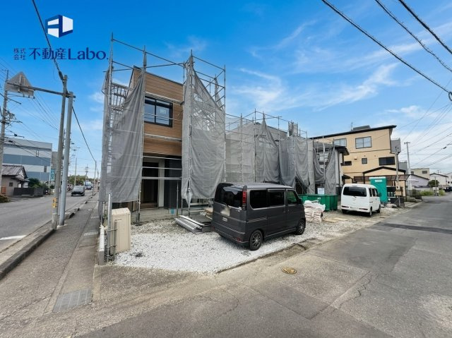 ＜1号棟＞　足場の隙間から見える外壁だけでも、落ち着いた印象を受け取れます♪