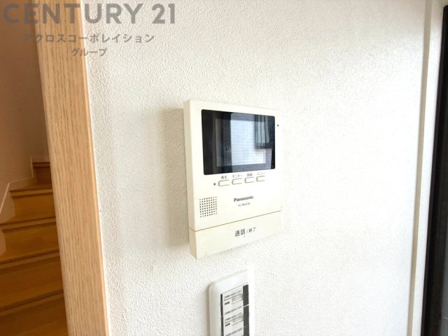 訪問者が来たときにテレビ画面で確認できるため、安心してドアを開けられます。録画機能があるものもあり、留守中に来訪者を記録しておくことができます。利便性が高く、セキュリティ面でも安心です。