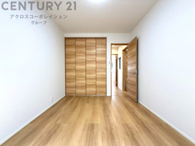子供部屋…創造性や成長を促す遊びの空間を提供。学習や趣味に集中できる環境を整えます。個別のプライベートスペースは自己表現と自立心を育み、心地よい睡眠環境を整えリラックスできる場所を提供。