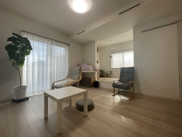 L型アイランドタイプは、キッチンからダイニングにもリビングにも目が行き届くので、とても使いやすい配置です。L字型独立タイプは、キッチンを独立させてるためLDKというよりもLDといった様なイメージです。
