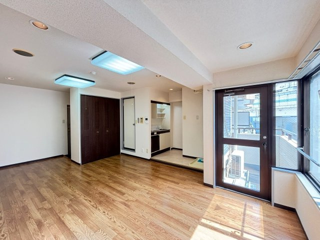 陽ざしをたっぷりと取りこめる明るいお部屋です。