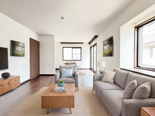 約16帖のLDKは南東の二面採光で、朝から心地よい陽射しが射し込みます