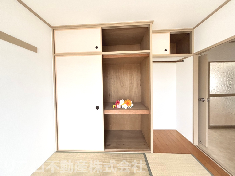 6帖の和室には、3段仕様の押し入れ付き！生活用品を整理でき、お部屋を広くお使いいただけます！
