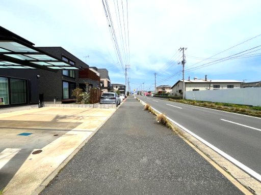 前面道路は14ｍの公道で、見通しが良く車の出し入れもスムーズです。　しっかり歩道も整備されています。