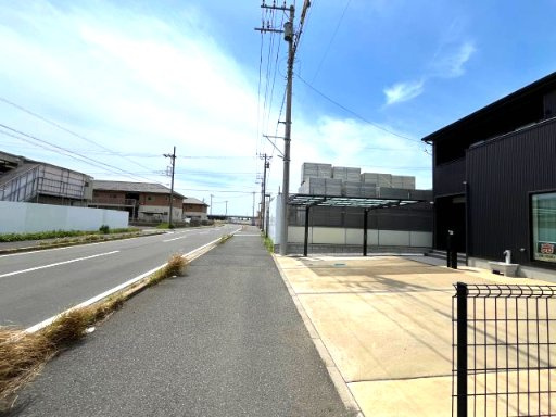 前面道路は14ｍの公道で、見通しが良く車の出し入れもスムーズです。　しっかり歩道も整備されています。
