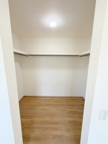 季節物の大物家電の収納にも便利な大型ウォークインクローゼット