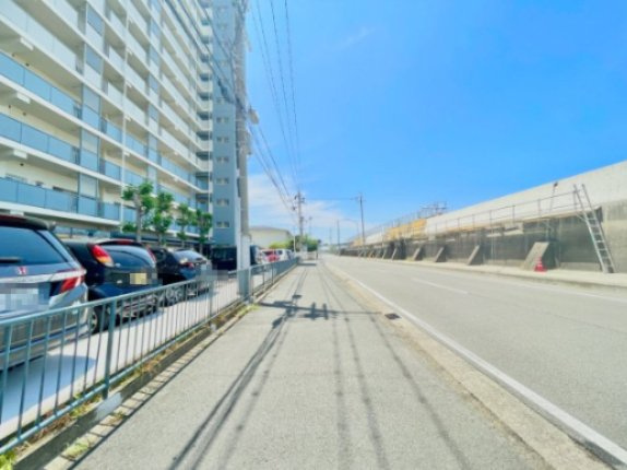 「セブンイレブン西宮鳴尾浜店」まで徒歩10分、「コープ武庫川」まで徒歩14分、「ドラッグかしま武庫川店」まで徒歩15分など、他にもお買い物施設が徒歩圏内に複数あり便利な住環境です。