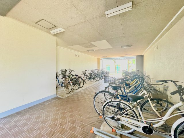 サイクルラック付きの屋内駐輪場を設置。スッキリ整理されて、自転車同士が接触・転倒しにくい設計です。