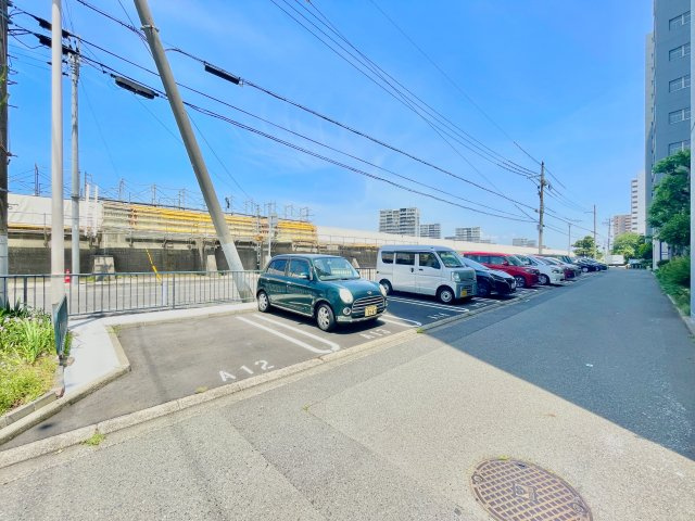 広々16帖のLDKが魅力。家族全員がリラックスできる、ゆったりとした快適リビングで温かい団らんの時間を。