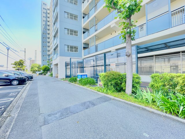 対面式キッチンなので、お料理中もリビングにいるお子様の様子が見守りやすい設計です。