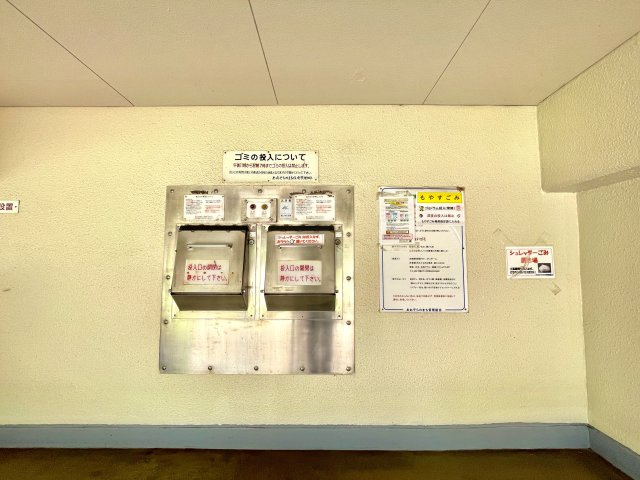 バスタオルやパジャマ等を収納できるリネン庫がございます。洗剤等のストックも収納できるので、洗面室をすっきり清潔に保つことができそうです。