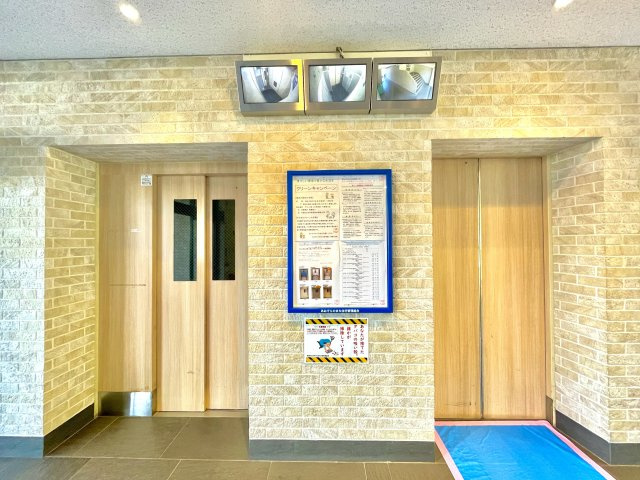 複数基のエレベーターを設置。ゆとりある共用設計で、快適な住まいへのアクセスをスムーズに。防犯カメラが設置されておりセキュリティにも配慮されています。