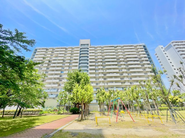 南東向きバルコニーで陽当たり、風通し良好。奥行きがあり広々としているため、お洗濯物をたっぷりと干す事ができます。