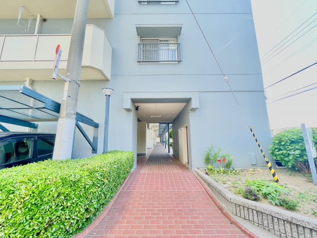 定期的な清掃・管理体制が整っており、帰宅時や来客時にも気持ちの良い空間です。