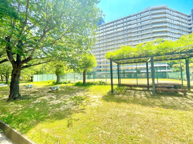 阪神武庫川線「武庫川団地前」駅まで徒歩17分、阪神本線「鳴尾・武庫川女子大前」駅まで徒歩24分の立地。