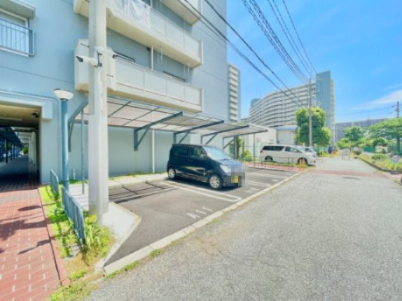 西宮から尼崎を結ぶ県道341号線まで約1.0km。阪神高速道路・名神高速道路と繋がる西宮インターチェンジも一般道で約4.3kmと近く、神戸・大阪方面にもアクセスしやすい、車での移動に便利な立地です。