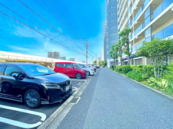 敷地内に駐車場を設置（月額6800円～8800円）。重い荷物や雨の日の移動もスムーズで、快適なカーライフを実現。空き状況等は弊社スタッフまでお気軽にお問い合わせください。