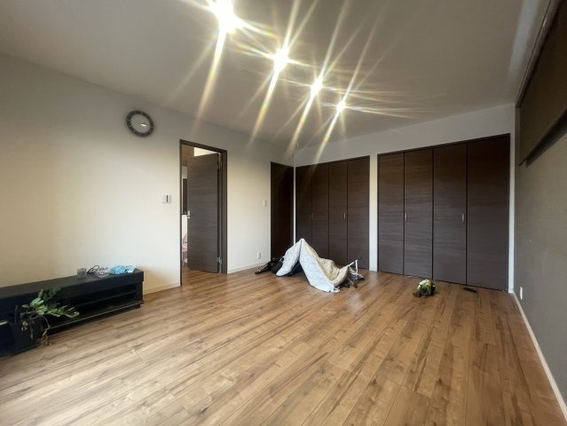シンプルで使い勝手の良い広めの洋室。子ども部屋や趣味室、セカンドリビングなど多目的に使える柔軟性が魅力。明るい光が入り、どんなインテリアにも合わせやすい白基調の室内。収納も確保されております。