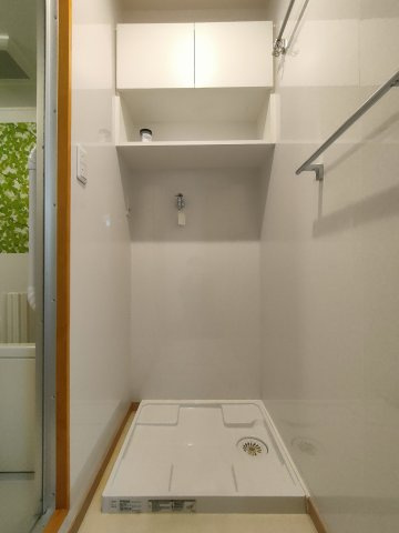 【室内洗濯機置き場】　上部のキャビネットにランドリーグッズなどを収納できます。