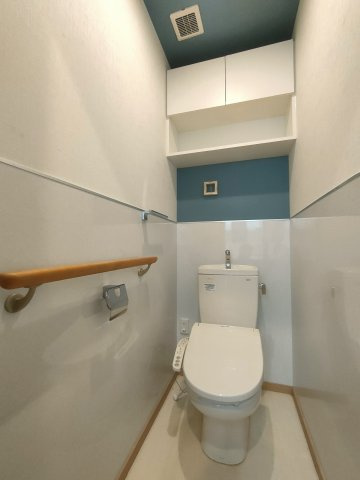 【トイレ】　洗浄機能付きトイレ。上部には収納付で、トイレットペーパー等、買い置きもしやすそうです。