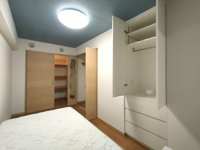 【洋室】　豊富な収納を兼ね備えた洋室。コンパクトな中に実益を兼ねたお洒落な設計。洋服やお荷物は綺麗に収めて、広々としたお部屋は趣味で飾ってみてください。