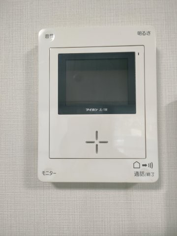 【TVモニター付きインターフォン】　訪問者の顔を見ることができるので、安心してドアを開けられます。