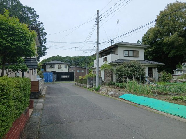 【前面道路／現地写真】道路はゆったりとしており、車両のすれ違い、車庫入れなどがしやすいです。