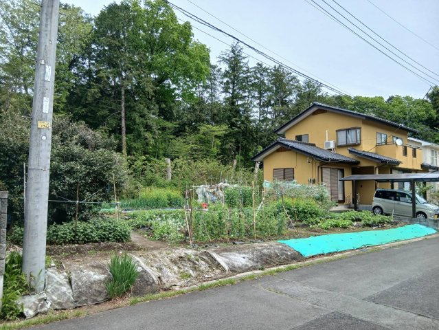 【外観／現地写真】南道路で日当たり良好。緑豊かな閑静な住宅街。市街地までも車で10分程度です。