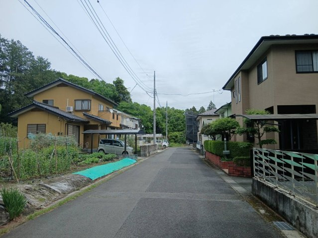 【前面道路／現地写真】道路はゆったりとしており、車両のすれ違い、車庫入れなどがしやすいです。