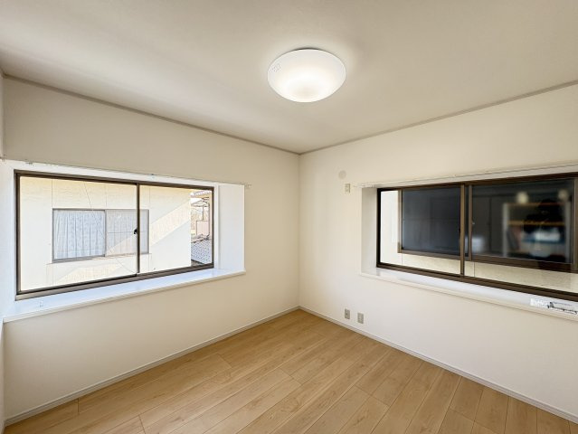 リフォームにより明るく整えられた洋室です。二面採光で日当たりも良く、快適な居住空間。シンプルな内装で家具配置もしやすく、寝室や子供部屋として幅広く活用できます。