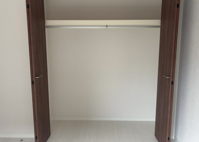 デザイン性を重視しすぎて収納が少なかった！なんてことにならないため、事前に現地で収納の数を確認しておくことをお勧めします。クローゼット以外にも床下収納や屋根裏収納、パントリーなどもチェックしましょう。