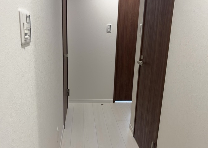 内装はとにかくおしゃれなものがいい！と選ぶ前に、まず住んだ後のことを想像してみましょう。住んでみたらコンセントの位置が悪くて使いにくいなど出てきます。事前にどの家電をどこに置くか想定しておきましょう。