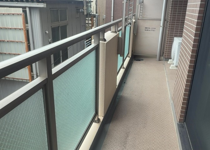 バルコニーは、室外の専用スペースのうち、「屋根がなく開放された空間」であるものを指します。ベランダより広いタイプのものが多く、日当たりもよいため家庭菜園などを楽しみたい人にとって適した環境となります。
