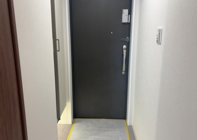 玄関は家の顔でもあり、家族以外の目にも止まる場所です。玄関は外との間を仕切る扉、靴などをしまっておく収納スペース、靴脱ぎのたたきスペース、来客とのやり取りをするドアホンなど複数のアイテムからなります。