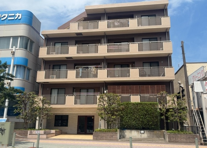 外観はマンション管理がされているかの目安になります。築年数が古いと、壁面は劣化してひび割れが生じることも！建物が古びていても細かいところが修繕されていると、きちんと管理されているなぁと感じるでしょう。