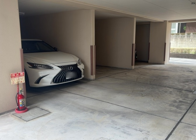 駐車場と明記されていても、最小スペースでつくられた駐車場だと大型車は駐車できなかったり、出入りしにくくなったりする可能性があります。お車のサイズと購入したい物件の駐車場のサイズを現地で確認しましょう。
