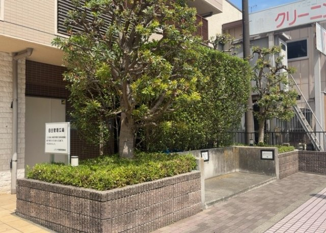 中庭（パティオ）とは、一つの建築物の内部に設けられた、壁などで囲われている庭のことを指します。コの字型、ロの字型が主流ですが、L字型の中庭もあります。最近では、インテリア性の高さからも人気があります。