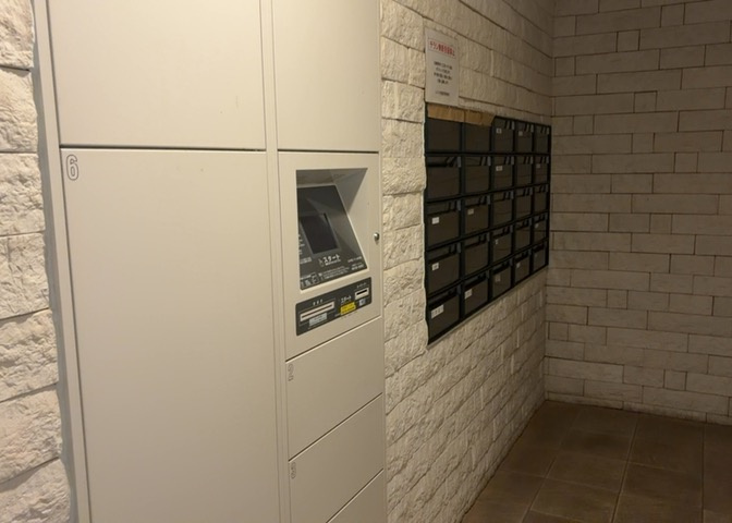 エントランス付近に設置されている集合ポストは、住んでいる部屋と離れているため、ポストをあさるなど誰かに何かされていても被害に気づきにくいです。入居する時には他人に特定されにくい番号で鍵をかけましょう！