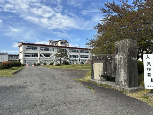 春富中学校　約120ｍ