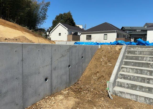 土地の形が極端に長細かったり、狭小地、あるいは道路との高低差がある傾斜地だった場合、後々売ろうとしても買い手がつかない場合もあります。後々、売却することになった時に価値の下がらない土地を選びましょう。