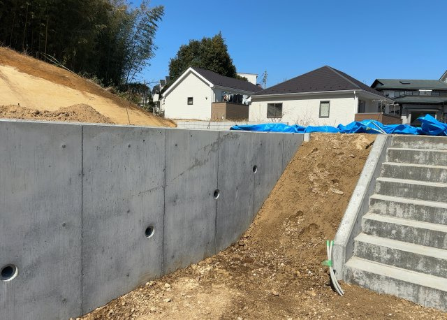 土地の面積＝住宅面積ではありません。建ぺい率の問題などで、土地のある場所によって住宅を建てられる面積は限られています。高さもしかり、「土地」という言葉の中には、建築条件も含まれると考えておきましょう。