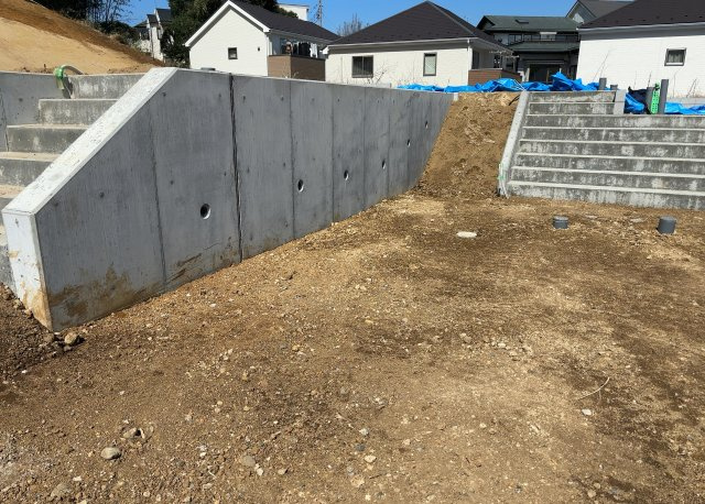 家を建てる場合、方位は要チェックです。現実的に日当たりのよい家ならばリビングは南側、建築基準法でも北側に当たる家への配慮は求められています。土地を見学に行く際は、方位磁針を持って行くようにしましょう。
