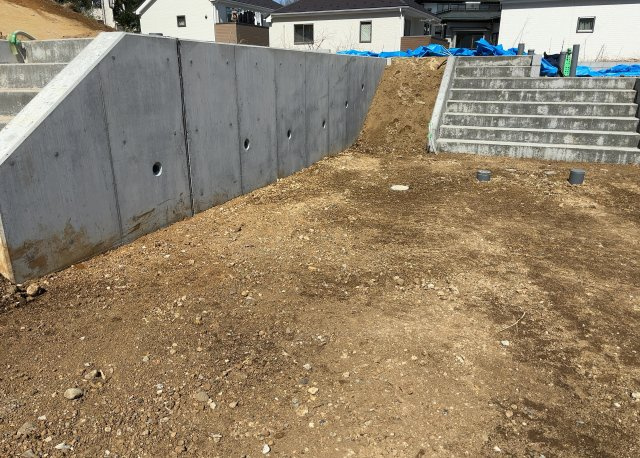 土地を買う際、住む地域の自治体や福祉の補助制度にも注目してみましょう。子供や老人の医療補助やゴミ出しのルールなど、自治体によってルールに大きな違いがあるため、暮らしやすい土地で判断するとよいでしょう。