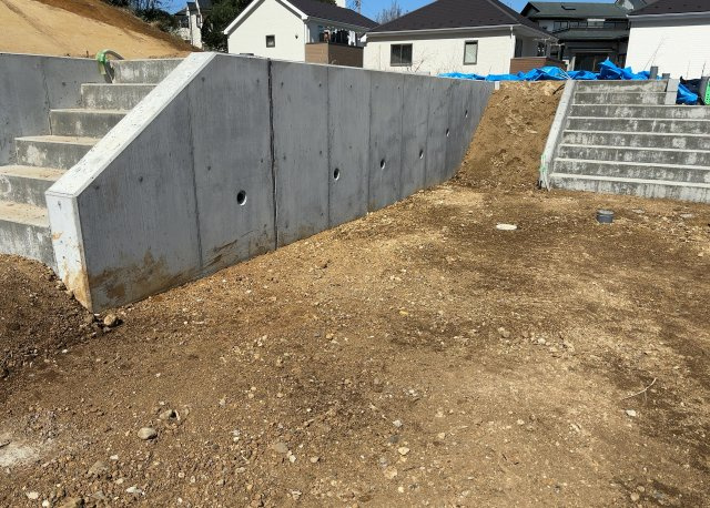 土地の前の道路に消火栓が設置されていることがあります。この場合、道路交通法第45条第1項により、駐車禁止の場所が指定されています。そのため、車庫などの駐車スペースをつくることができない場合があります。