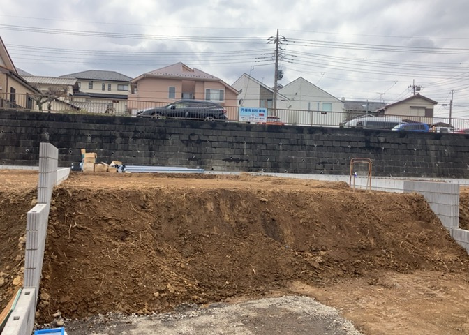 バルコニーは、室外の専用スペースのうち、「屋根がなく開放された空間」であるものを指します。ベランダより広いタイプのものが多く、日当たりもよいため家庭菜園などを楽しみたい人にとって適した環境となります。
