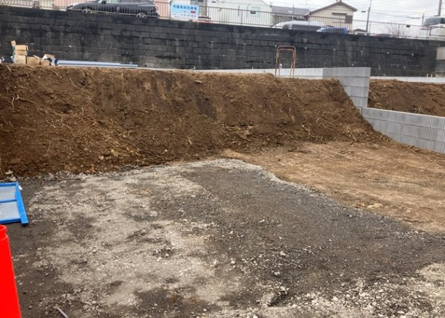 ベタ基礎とは、柱の位置に関係なく全体に基礎がある事を指し、面積が大きい分建物の重さを全体に分散できます。また、地面からの湿気や害虫を遮断でき、木造住宅で心配されるシロアリ被害を防ぐ効果も期待できます。