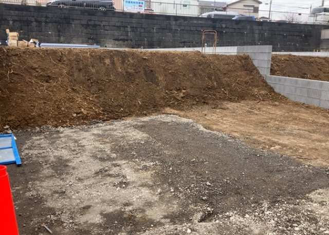 基礎パッキング工法とは、床下の換気確保のため基礎と土台の間に緩衝材を挟み込む工法です。土台の下に数十センチの間隔で設置されるため、全体的な隙間が生まれます。床下換気口に比べて高い通気性が確保されます。