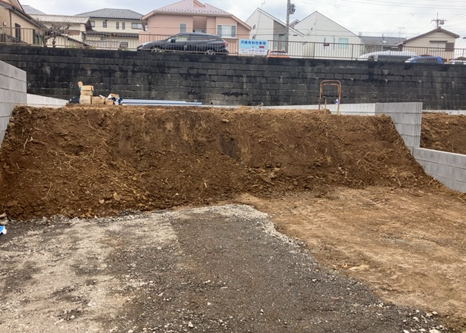 現地に行くなら、物件の周囲の地形がどうなっているかを見ることも大切です。周辺より低くなっている土地では、大雨などで水が集まりやすいため、地盤が弱くなっているということも考えられるため、注意が必要です。